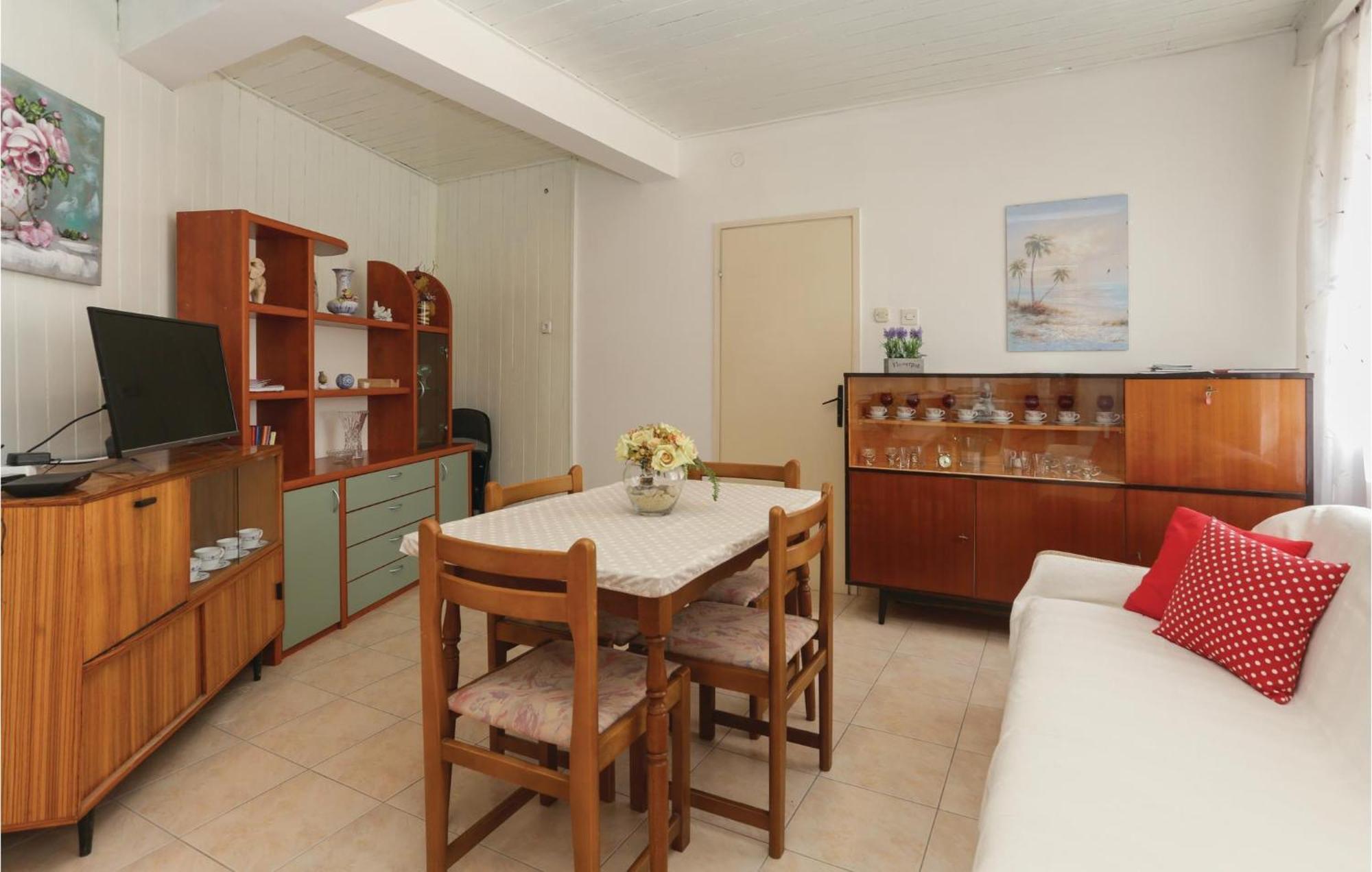 2 Bedroom Stunning Apartment In Kastel Kambelovac Kaštela Exterior foto