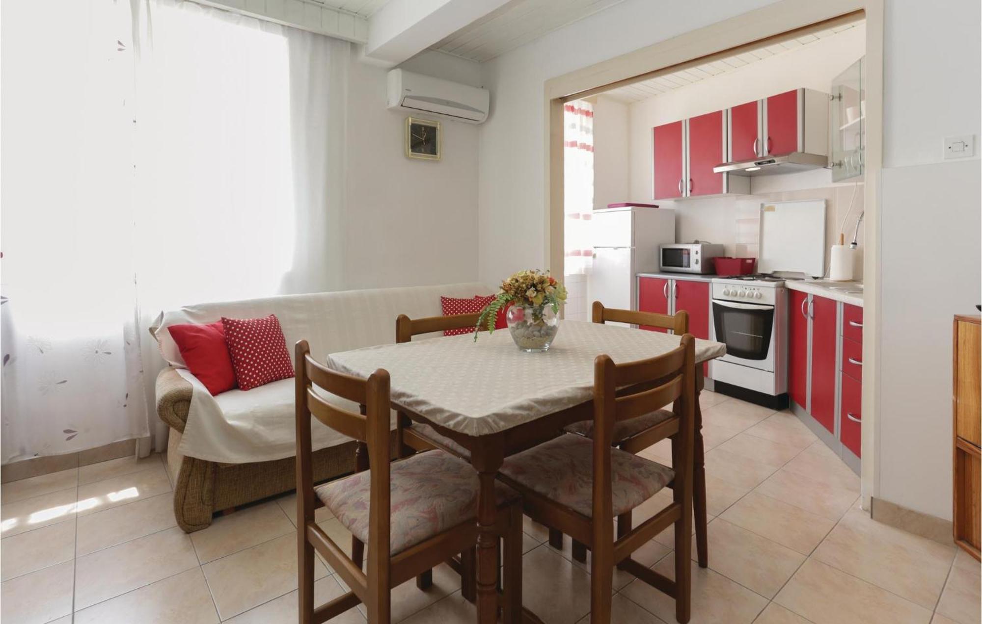2 Bedroom Stunning Apartment In Kastel Kambelovac Kaštela Exterior foto