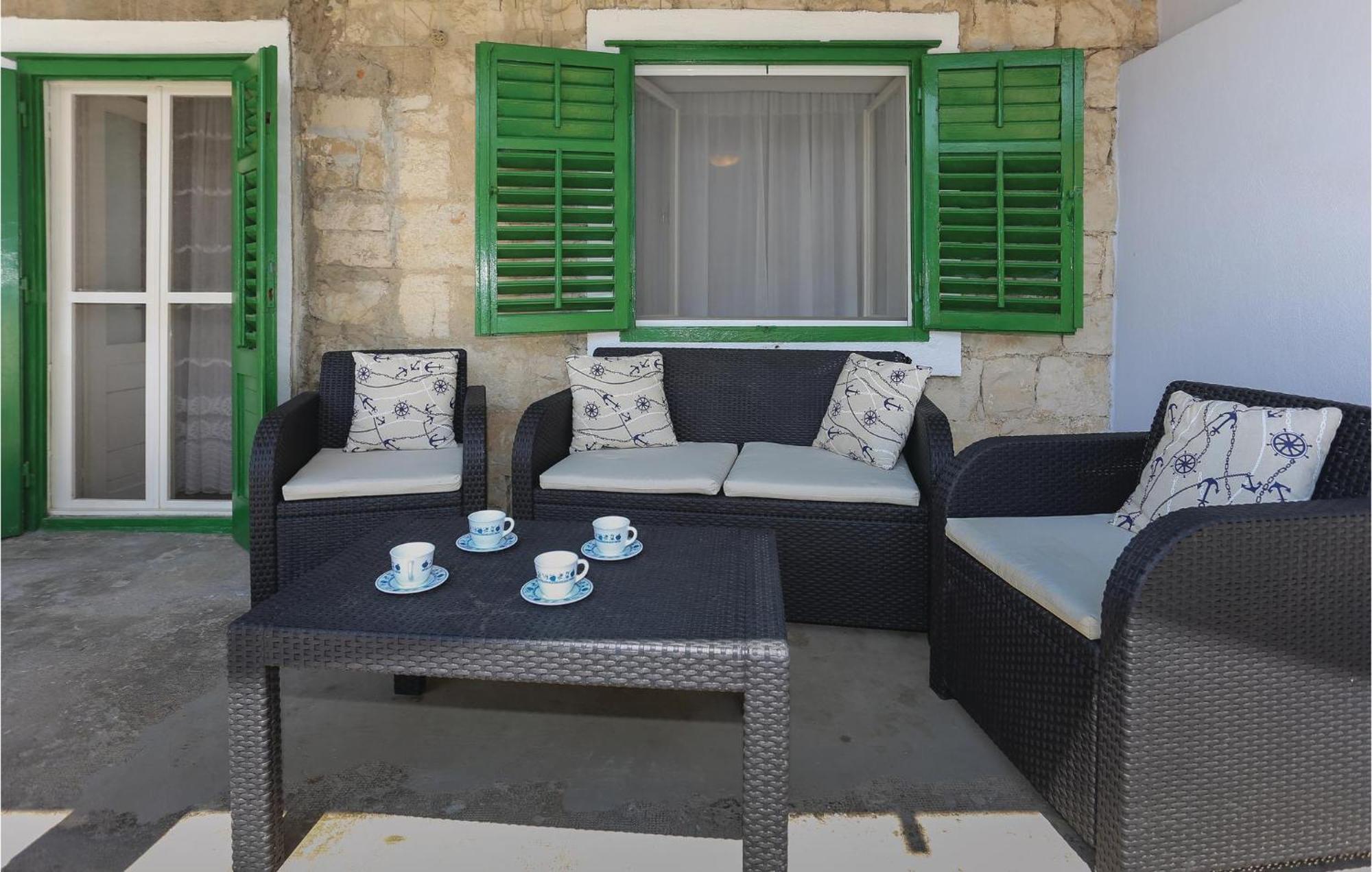 2 Bedroom Stunning Apartment In Kastel Kambelovac Kaštela Exterior foto