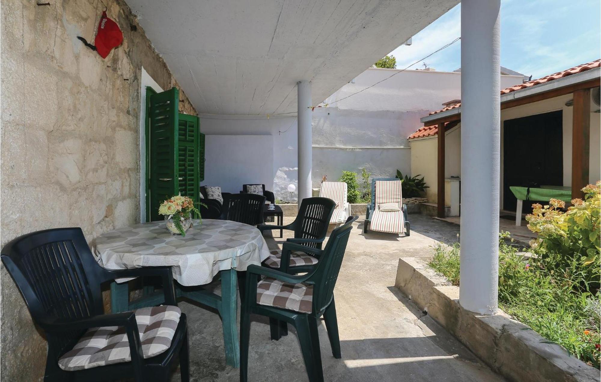 2 Bedroom Stunning Apartment In Kastel Kambelovac Kaštela Exterior foto